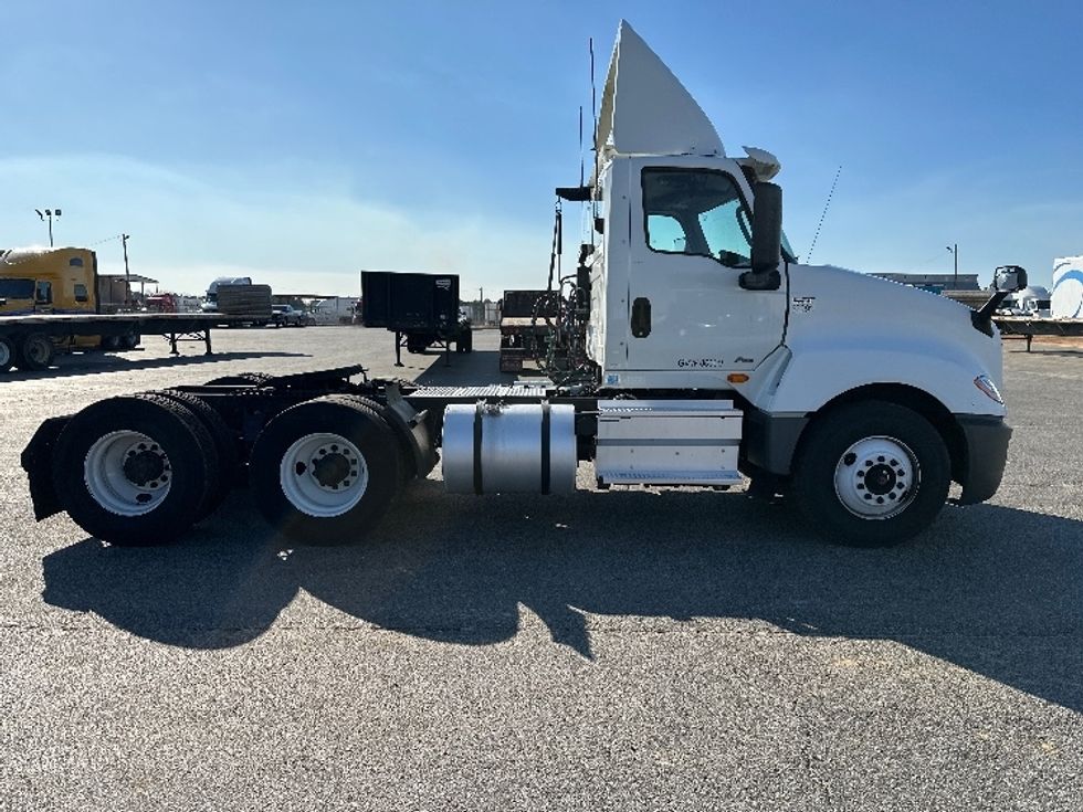 Day Cab Tractor-Heavy Duty Tractors-International-2019-LT625-Tifton-GA-332,710\n\t\tmiles-$ 25,750 - Image 8