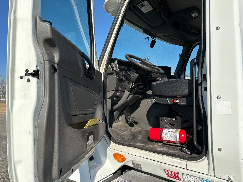 Day Cab Tractor-Heavy Duty Tractors-International-2019-LT625-Tifton-GA-332,710\n\t\tmiles-$ 25,750 - Image 9
