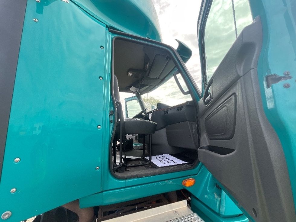 Day Cab Tractor-Heavy Duty Tractors-International-2019-LT625-Toronto-ON-601,975\n\t\tkm-$ 29,500 - Image 12