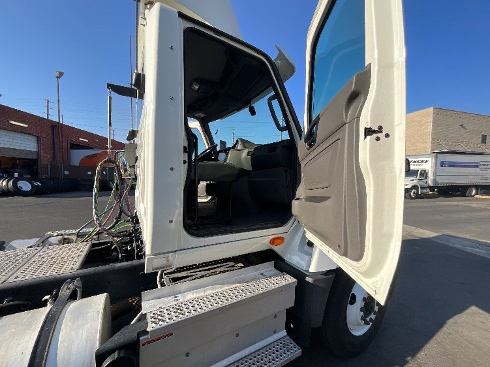 Day Cab Tractor-Heavy Duty Tractors-International-2019-LT625-Torrance-CA-24,760\n\t\tmiles-$ 33,750 - Image 12