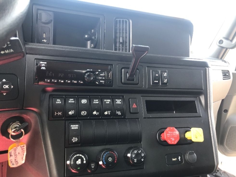 Day Cab Tractor-Heavy Duty Tractors-International-2019-LT625-Tukwila-WA-314,960\n\t\tmiles-$ 29,750 - Image 17