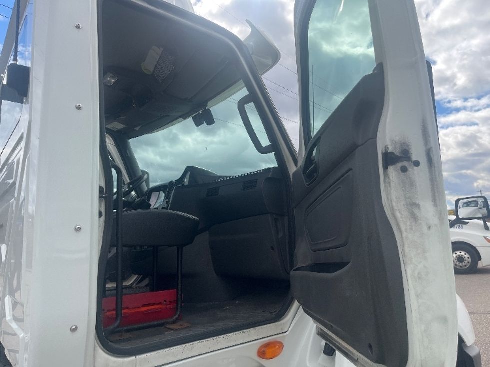 Day Cab Tractor-Heavy Duty Tractors-International-2019-LT625-Warren-MI-218,456\n\t\tmiles-$ 27,750 - Image 12