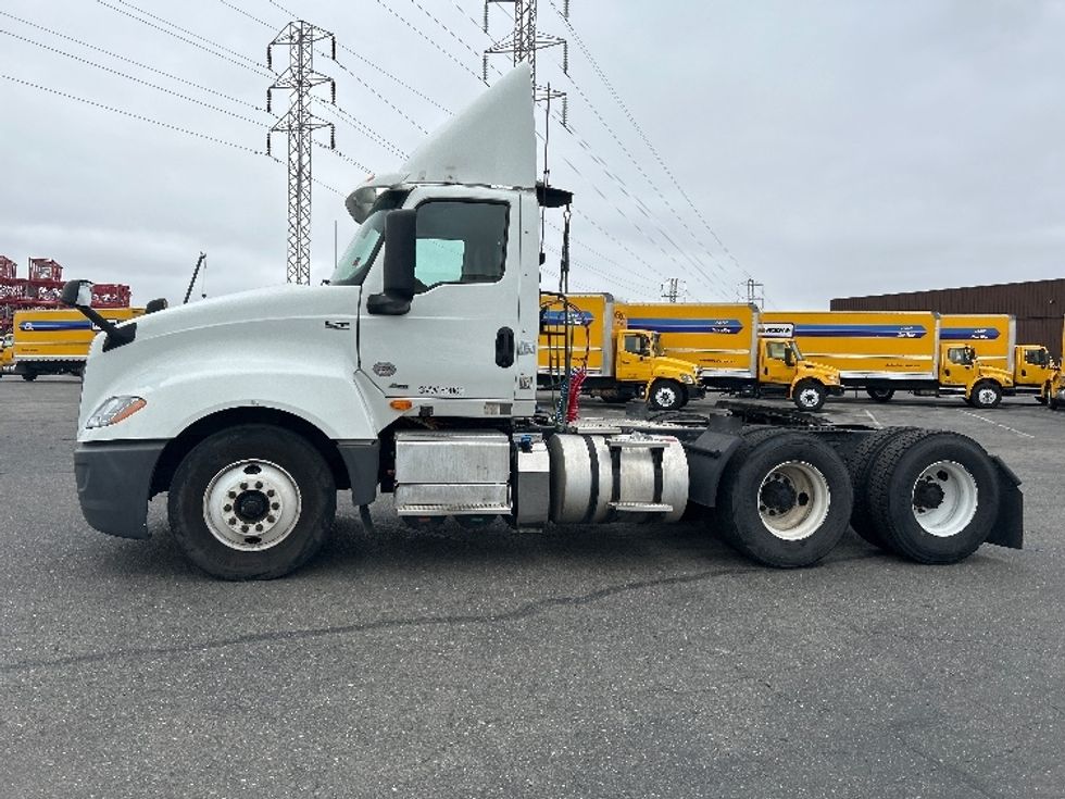 Day Cab Tractor-Heavy Duty Tractors-International-2019-LT625-West Sacramento-CA-128,290\n\t\tmiles-$ 31,250 - Image 4