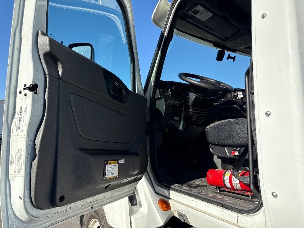 Day Cab Tractor-Heavy Duty Tractors-International-2019-LT625-West Sacramento-CA-206,561\n\t\tmiles-$ 31,250 - Image 9