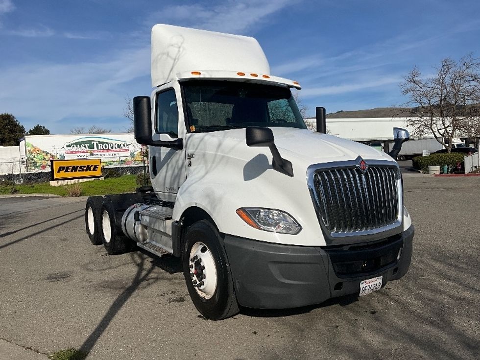 Day Cab Tractor-Heavy Duty Tractors-International-2019-LT625-West Sacramento-CA-276,413\n\t\tmiles-$ 39,250 - Image 1