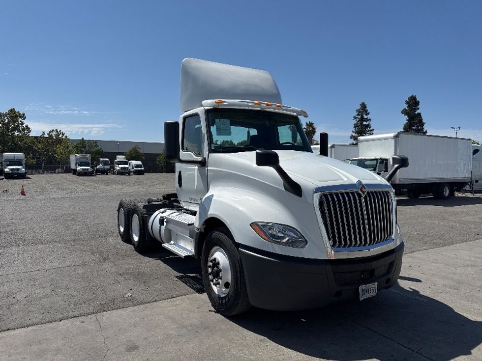 Day Cab Tractor-Heavy Duty Tractors-International-2019-LT625-West Sacramento-CA-282,111\n\t\tmiles-$ 32,500 - Image 1