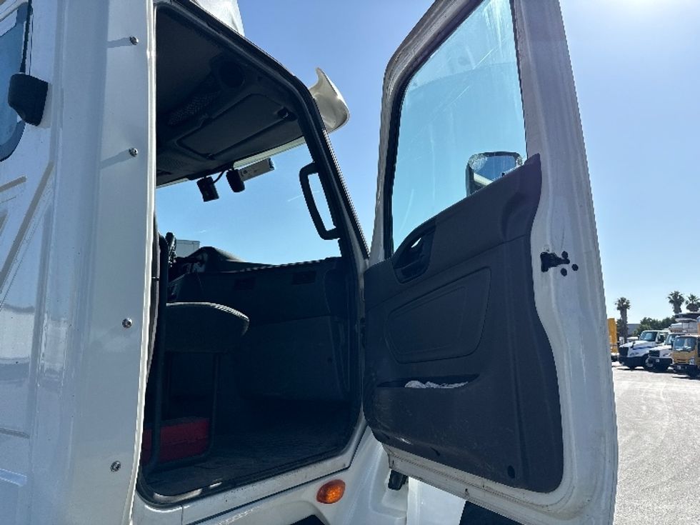 Day Cab Tractor-Heavy Duty Tractors-International-2019-LT625-West Sacramento-CA-389,123\n\t\tmiles-$ 25,500 - Image 12