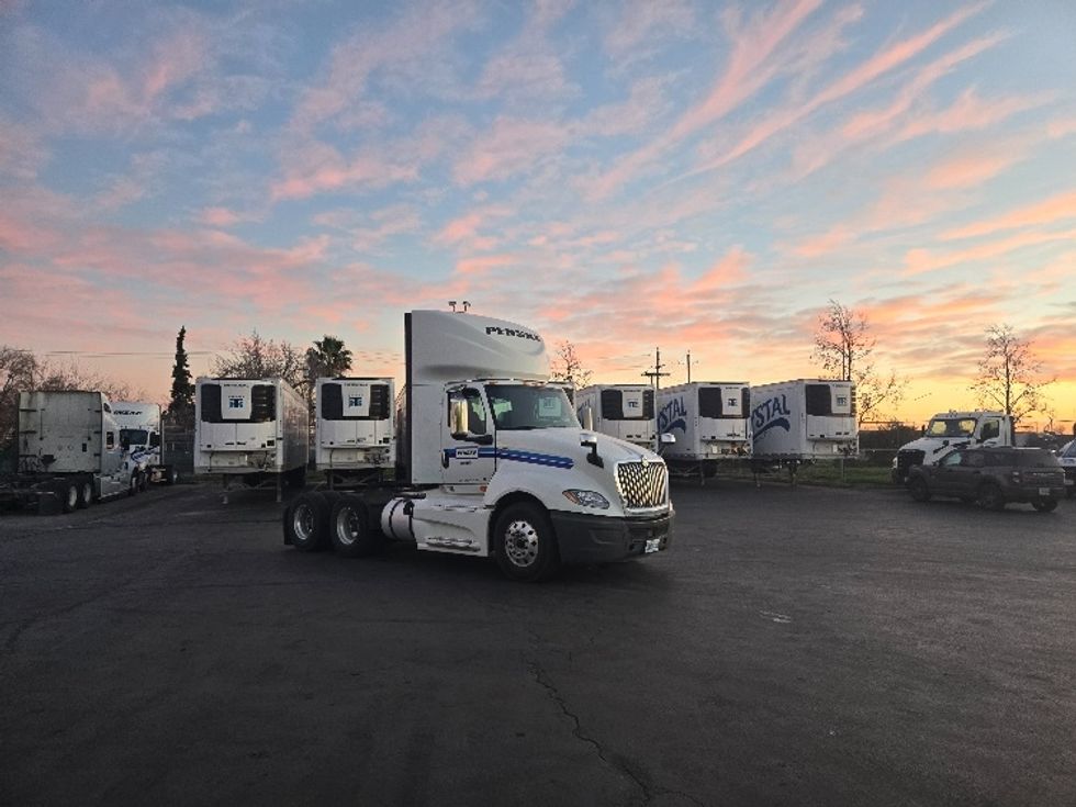 Day Cab Tractor-Heavy Duty Tractors-International-2019-LT625-West Sacramento-CA-484,754\n\t\tmiles-$ 38,750 - Image 1