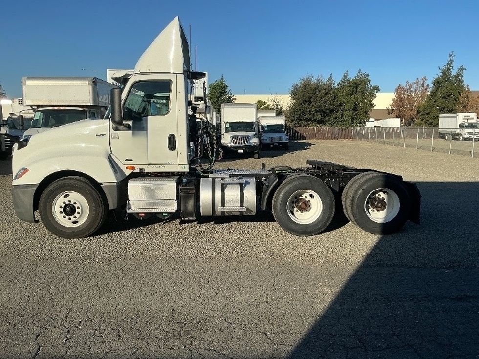 Day Cab Tractor-Heavy Duty Tractors-International-2019-LT625-West Sacramento-CA-552,365\n\t\tmiles-$ 23,250 - Image 4