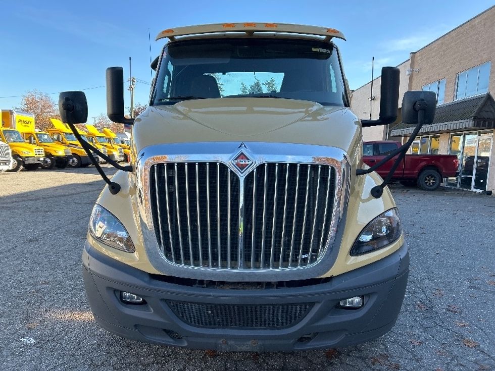 Day Cab Tractor-Heavy Duty Tractors-International-2019-RH613-Abbotsford-BC-348,840\n\t\tkm-$ 11,500 - Image 2