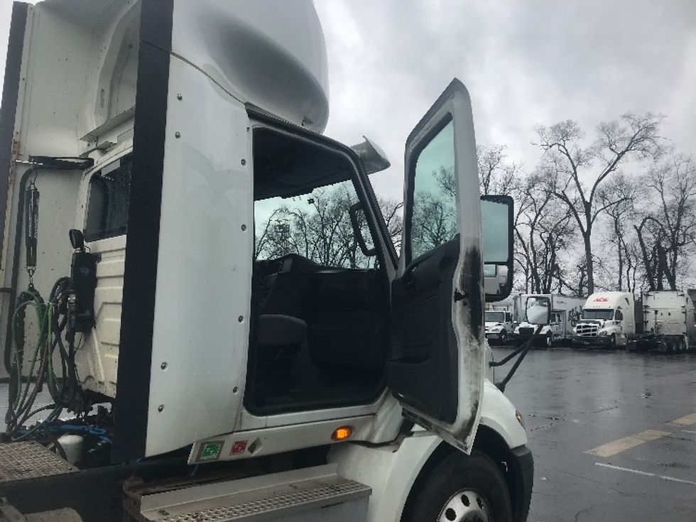 Day Cab Tractor-Heavy Duty Tractors-International-2019-RH613-Akron-OH-334,110\n\t\tmiles-$ 32,000 - Image 12