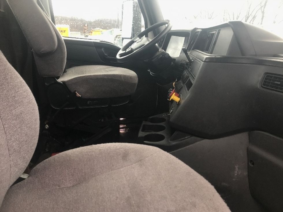 Day Cab Tractor-Heavy Duty Tractors-International-2019-RH613-Akron-OH-334,110\n\t\tmiles-$ 32,000 - Image 14