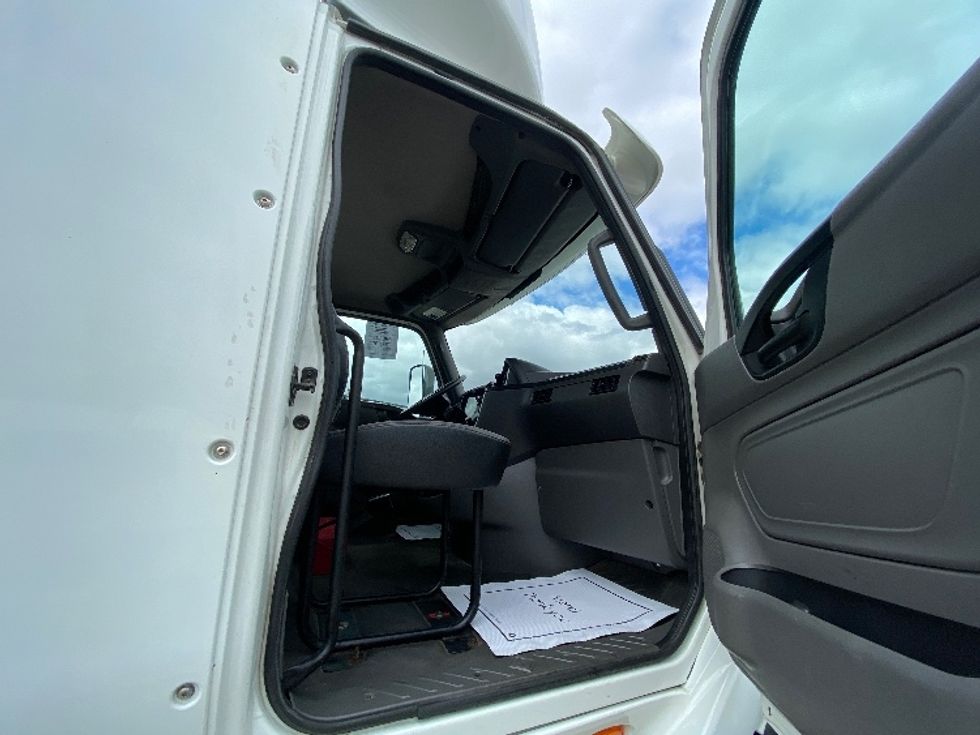 Day Cab Tractor-Heavy Duty Tractors-International-2019-RH613-Brampton-ON-461,786\n\t\tkm-$ 29,000 - Image 12