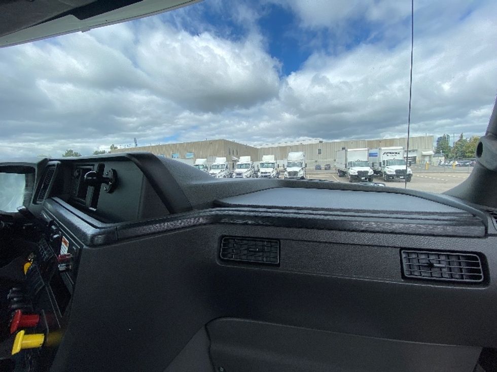 Day Cab Tractor-Heavy Duty Tractors-International-2019-RH613-Brampton-ON-461,786\n\t\tkm-$ 29,000 - Image 13