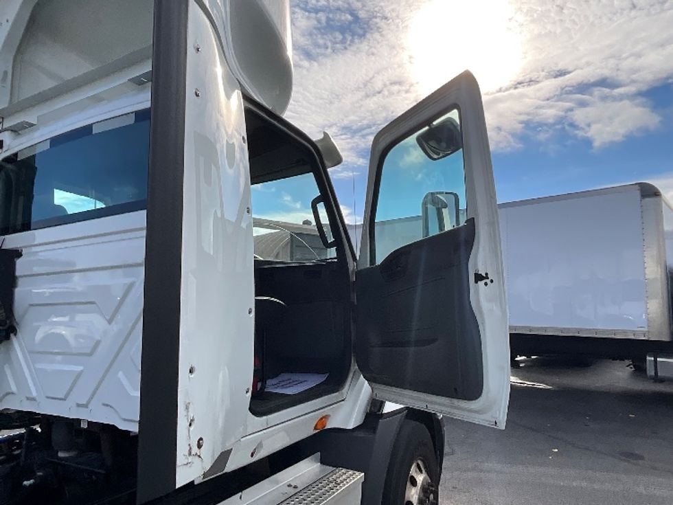 Day Cab Tractor-Heavy Duty Tractors-International-2019-RH613-Burlington-ON-270,014\n\t\tkm-$ 33,500 - Image 11