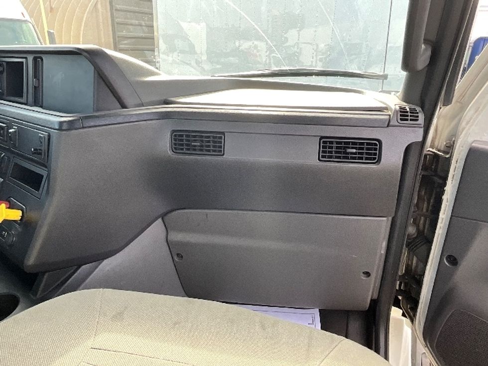 Day Cab Tractor-Heavy Duty Tractors-International-2019-RH613-Burlington-ON-270,014\n\t\tkm-$ 33,500 - Image 12