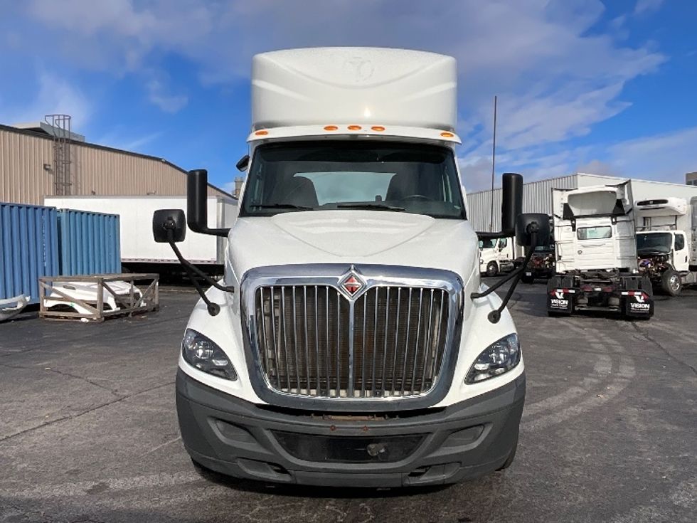 Day Cab Tractor-Heavy Duty Tractors-International-2019-RH613-Burlington-ON-270,014\n\t\tkm-$ 33,500 - Image 2