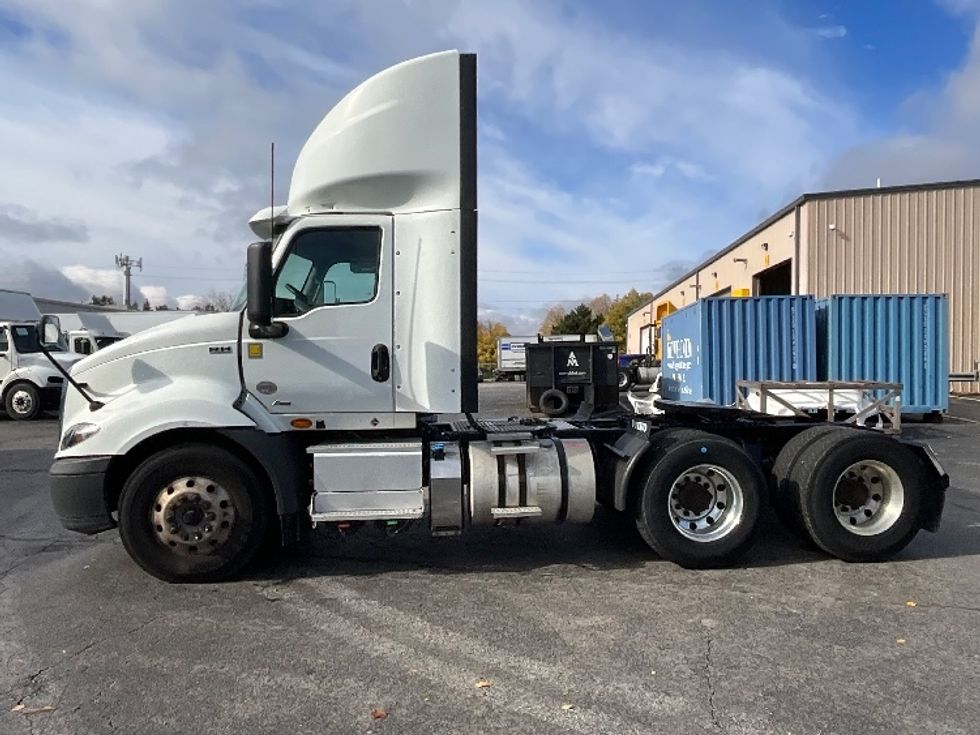 Day Cab Tractor-Heavy Duty Tractors-International-2019-RH613-Burlington-ON-270,014\n\t\tkm-$ 33,500 - Image 4