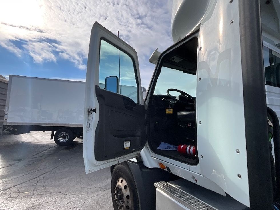 Day Cab Tractor-Heavy Duty Tractors-International-2019-RH613-Burlington-ON-270,014\n\t\tkm-$ 33,500 - Image 9