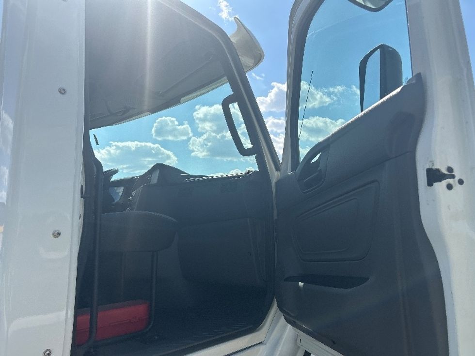 Day Cab Tractor-Heavy Duty Tractors-International-2019-RH613-Byron Center-MI-139,561\n\t\tmiles-$ 16,500 - Image 12