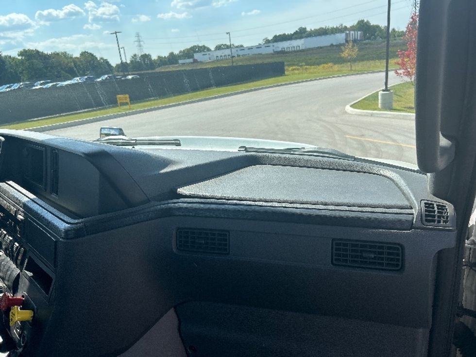 Day Cab Tractor-Heavy Duty Tractors-International-2019-RH613-Byron Center-MI-139,561\n\t\tmiles-$ 16,500 - Image 13