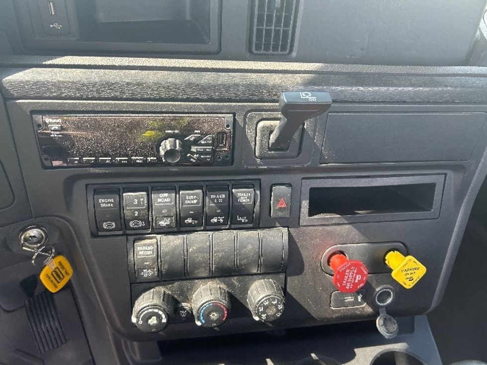 Day Cab Tractor-Heavy Duty Tractors-International-2019-RH613-Byron Center-MI-139,561\n\t\tmiles-$ 16,500 - Image 18