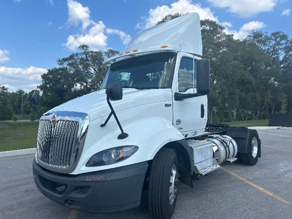 Day Cab Tractor-Heavy Duty Tractors-International-2019-RH613-Byron Center-MI-139,561\n\t\tmiles-$ 16,500 - Image 3