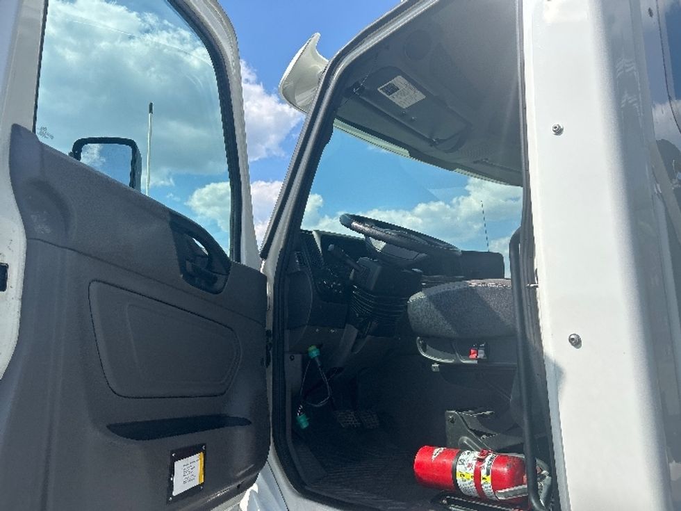 Day Cab Tractor-Heavy Duty Tractors-International-2019-RH613-Byron Center-MI-139,561\n\t\tmiles-$ 16,500 - Image 9