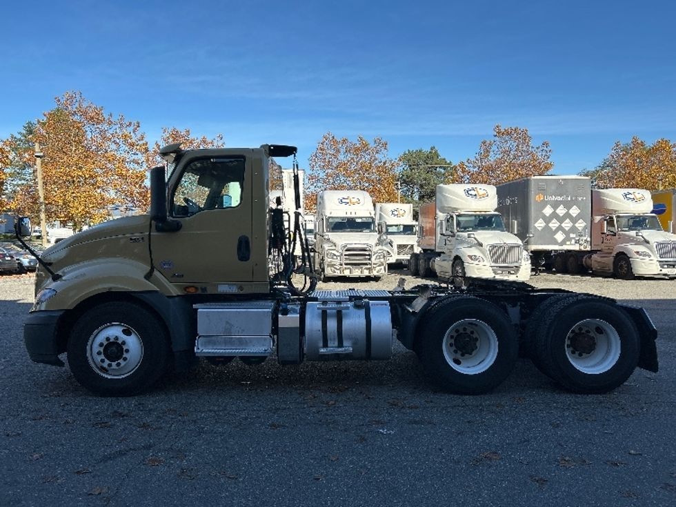 Day Cab Tractor-Heavy Duty Tractors-International-2019-RH613-Delta-BC-348,799\n\t\tkm-$ 28,500 - Image 4