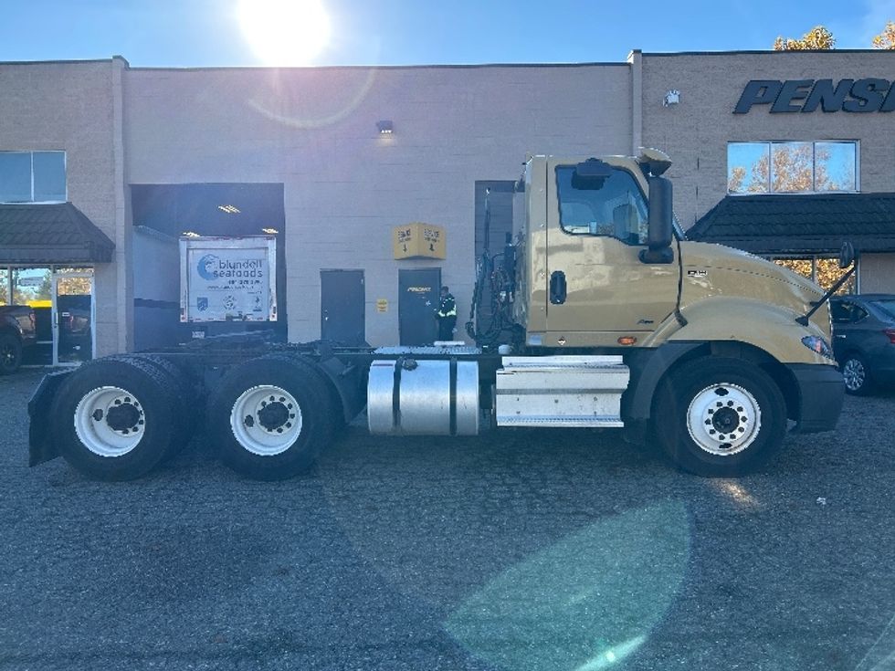 Day Cab Tractor-Heavy Duty Tractors-International-2019-RH613-Delta-BC-348,799\n\t\tkm-$ 28,500 - Image 8