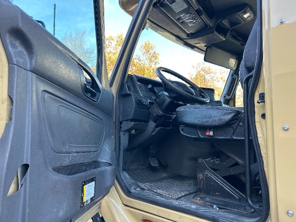 Day Cab Tractor-Heavy Duty Tractors-International-2019-RH613-Delta-BC-348,799\n\t\tkm-$ 28,500 - Image 9