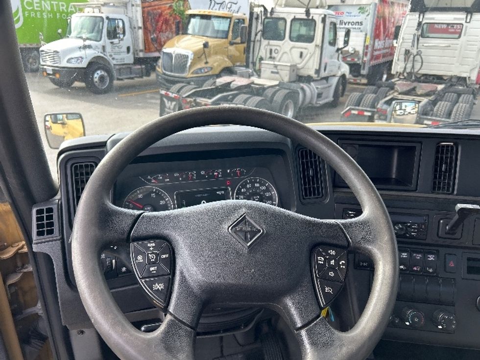 Day Cab Tractor-Heavy Duty Tractors-International-2019-RH613-Delta-BC-352,399\n\t\tkm-$ 28,500 - Image 11
