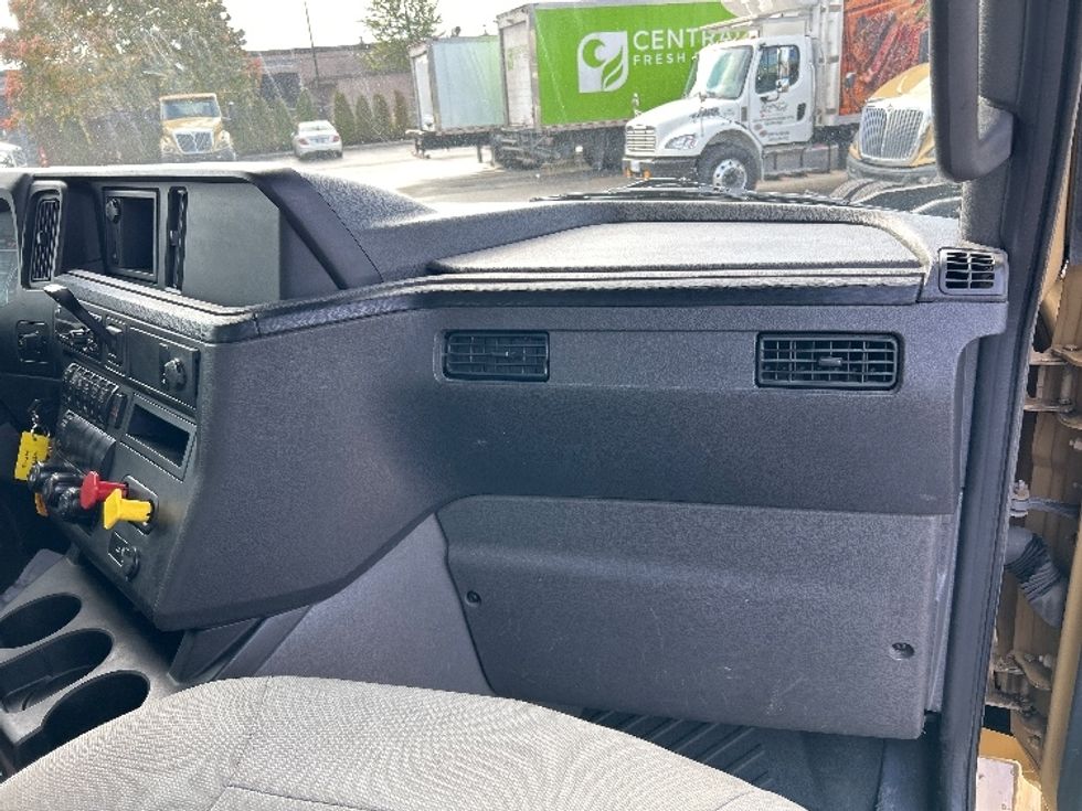 Day Cab Tractor-Heavy Duty Tractors-International-2019-RH613-Delta-BC-352,399\n\t\tkm-$ 28,500 - Image 13