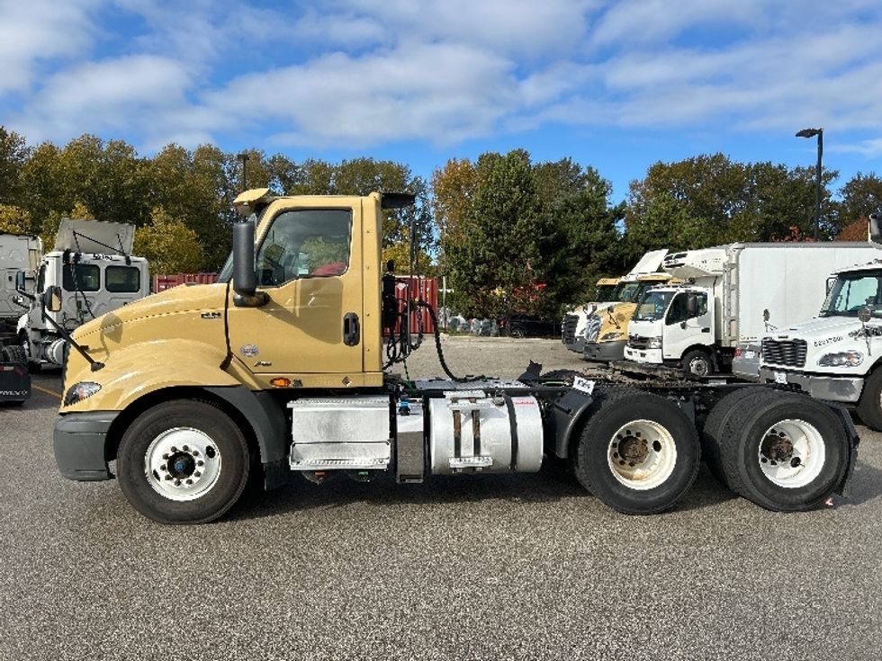 Day Cab Tractor-Heavy Duty Tractors-International-2019-RH613-Delta-BC-352,399\n\t\tkm-$ 28,500 - Image 4