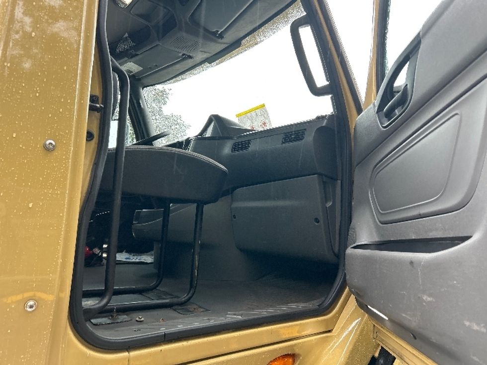 Day Cab Tractor-Heavy Duty Tractors-International-2019-RH613-Delta-BC-396,162\n\t\tkm-$ 28,500 - Image 12