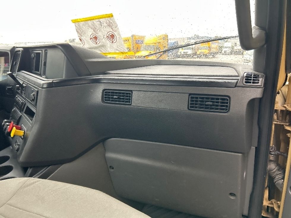 Day Cab Tractor-Heavy Duty Tractors-International-2019-RH613-Delta-BC-396,162\n\t\tkm-$ 28,500 - Image 13