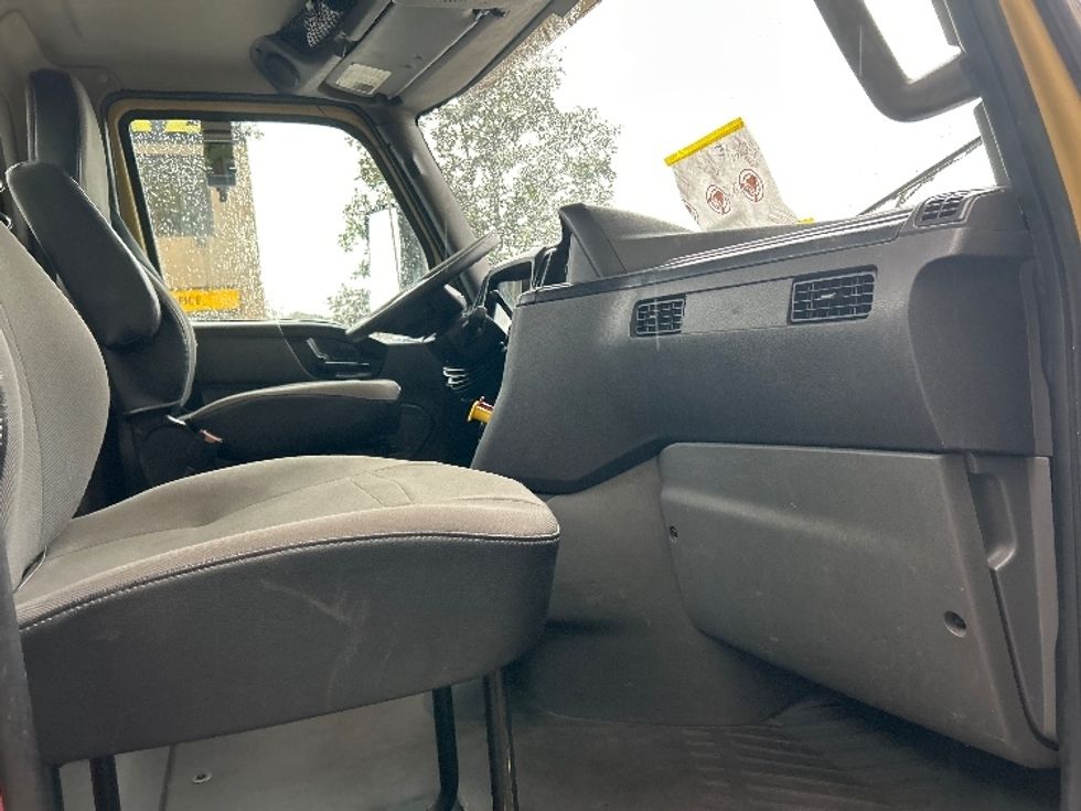 Day Cab Tractor-Heavy Duty Tractors-International-2019-RH613-Delta-BC-396,162\n\t\tkm-$ 28,500 - Image 14