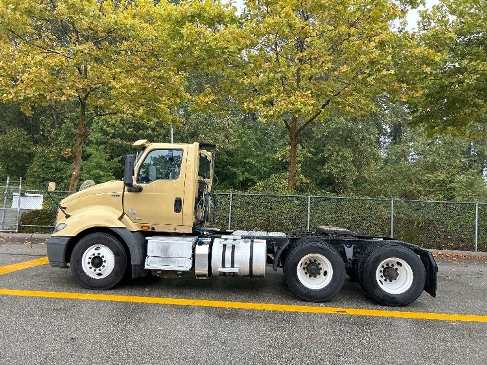 Day Cab Tractor-Heavy Duty Tractors-International-2019-RH613-Delta-BC-396,162\n\t\tkm-$ 28,500 - Image 4