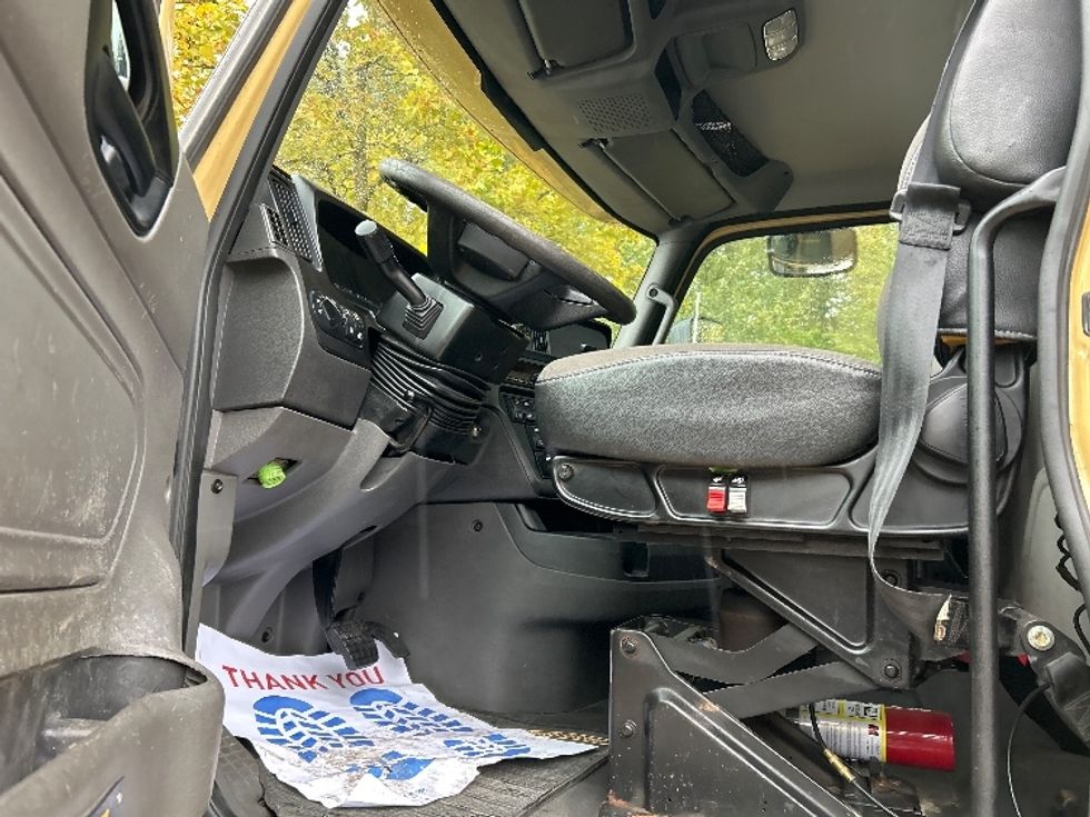 Day Cab Tractor-Heavy Duty Tractors-International-2019-RH613-Delta-BC-396,162\n\t\tkm-$ 28,500 - Image 9