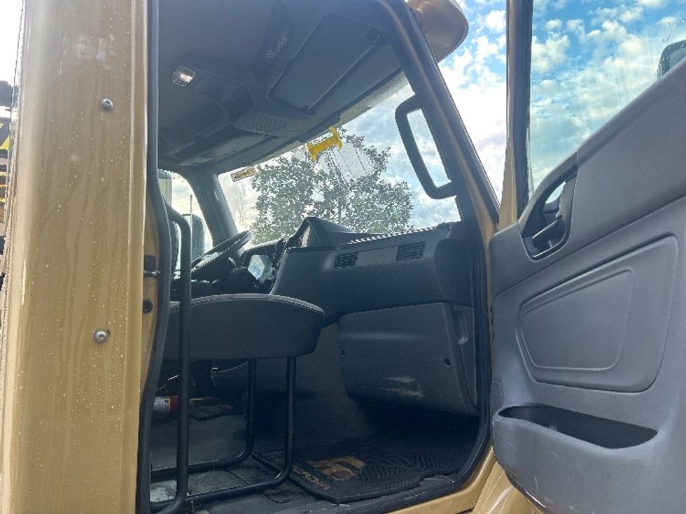 Day Cab Tractor-Heavy Duty Tractors-International-2019-RH613-Delta-BC-405,962\n\t\tkm-$ 28,500 - Image 12