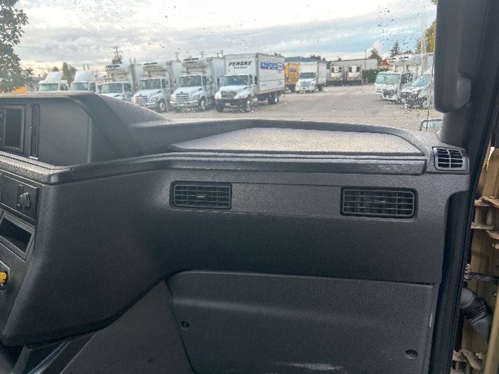 Day Cab Tractor-Heavy Duty Tractors-International-2019-RH613-Delta-BC-405,962\n\t\tkm-$ 28,500 - Image 13