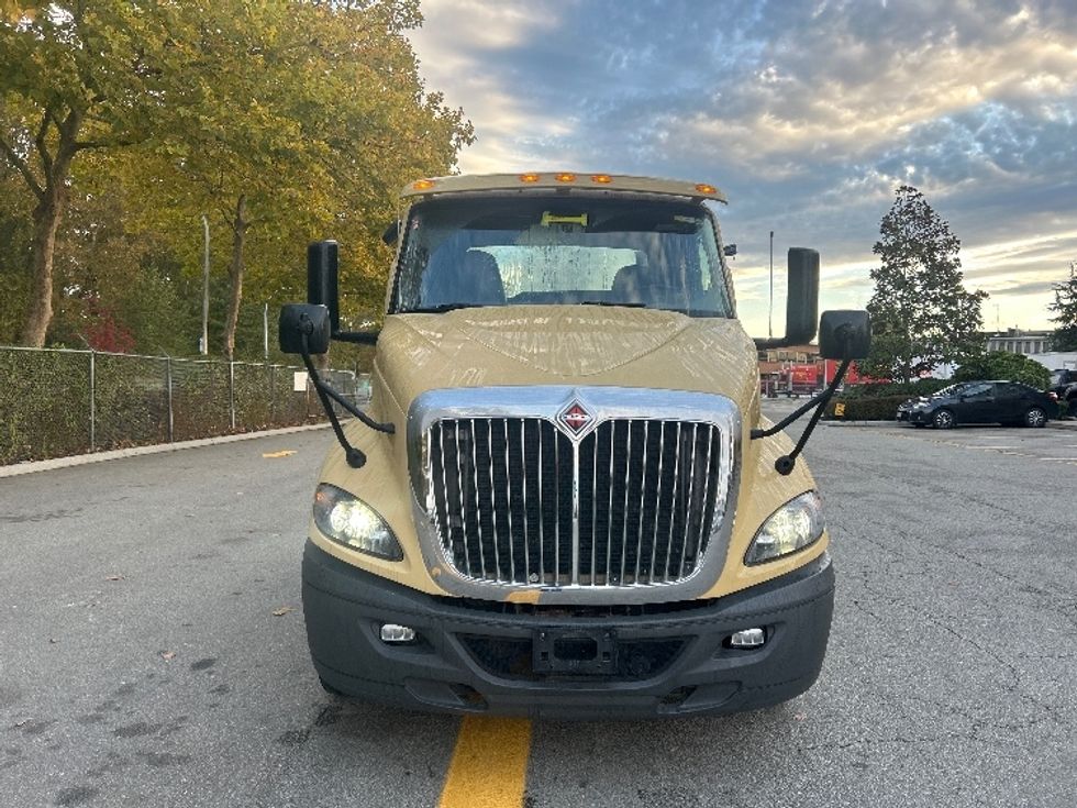 Day Cab Tractor-Heavy Duty Tractors-International-2019-RH613-Delta-BC-405,962\n\t\tkm-$ 28,500 - Image 2