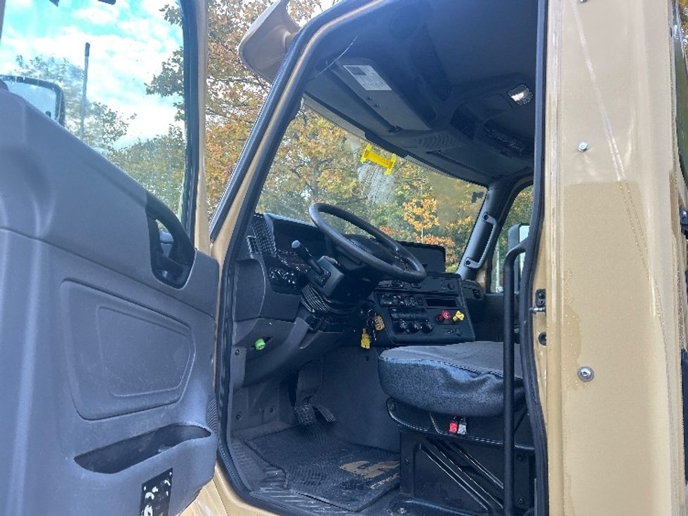 Day Cab Tractor-Heavy Duty Tractors-International-2019-RH613-Delta-BC-405,962\n\t\tkm-$ 28,500 - Image 9