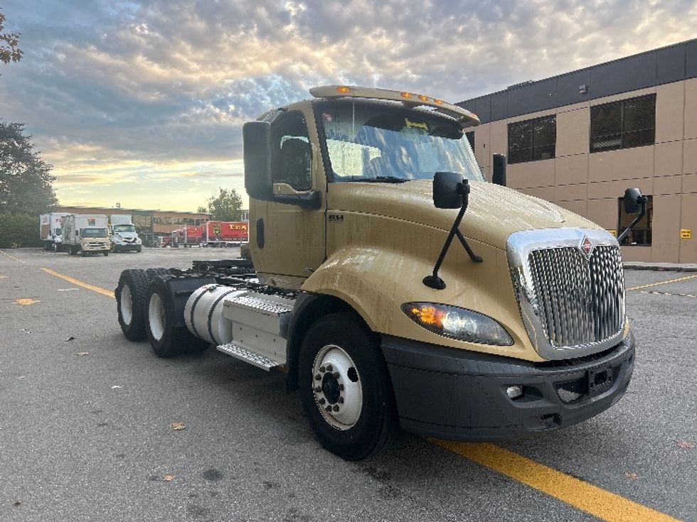 Day Cab Tractor-Heavy Duty Tractors-International-2019-RH613-Delta-BC-405,970\n\t\tkm-$ 23,250 - Image 1