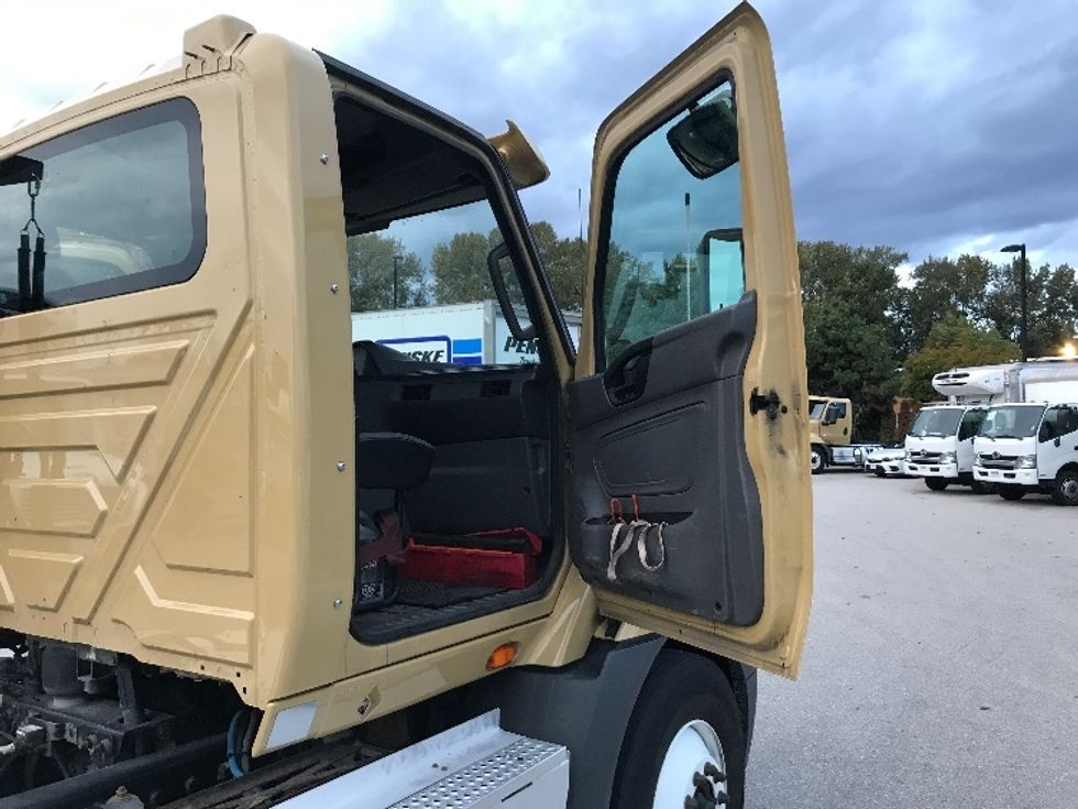 Day Cab Tractor-Heavy Duty Tractors-International-2019-RH613-Delta-BC-449,814\n\t\tkm-$ 28,500 - Image 12