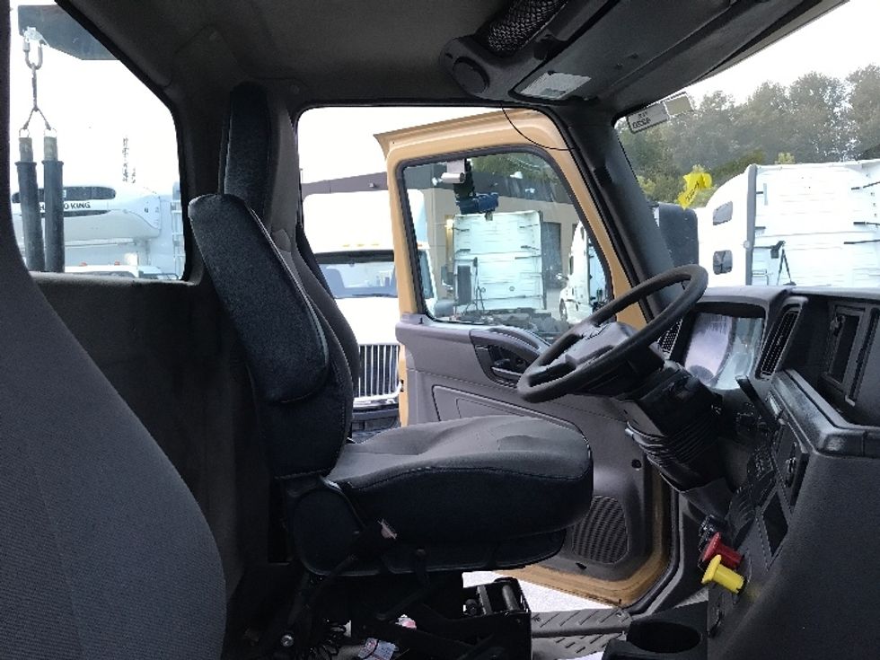 Day Cab Tractor-Heavy Duty Tractors-International-2019-RH613-Delta-BC-449,814\n\t\tkm-$ 28,500 - Image 14
