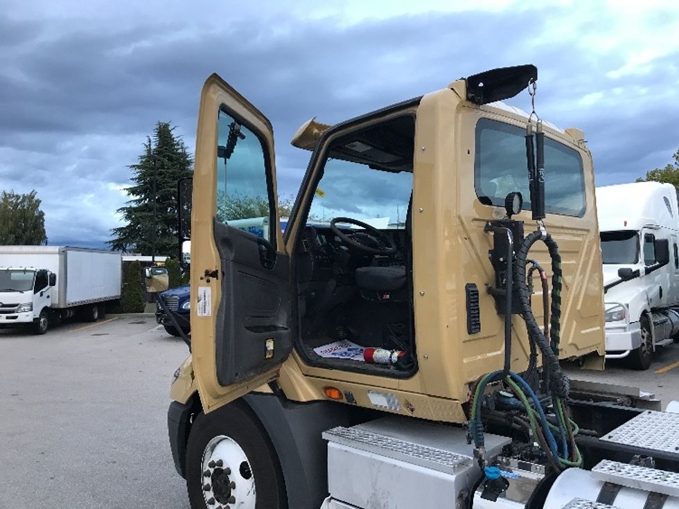 Day Cab Tractor-Heavy Duty Tractors-International-2019-RH613-Delta-BC-449,814\n\t\tkm-$ 28,500 - Image 9