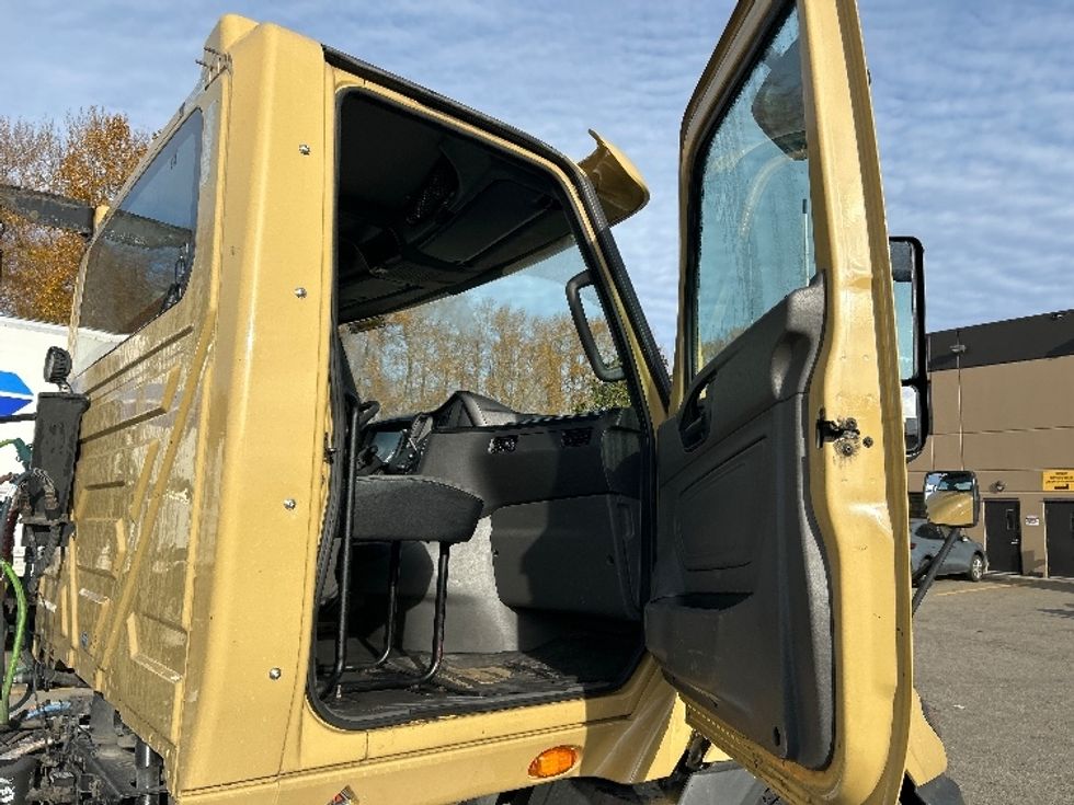 Day Cab Tractor-Heavy Duty Tractors-International-2019-RH613-Delta-BC-462,936\n\t\tkm-$ 28,500 - Image 12