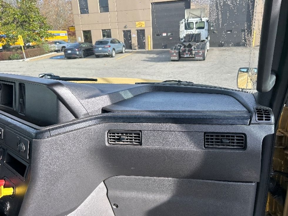 Day Cab Tractor-Heavy Duty Tractors-International-2019-RH613-Delta-BC-462,936\n\t\tkm-$ 28,500 - Image 13