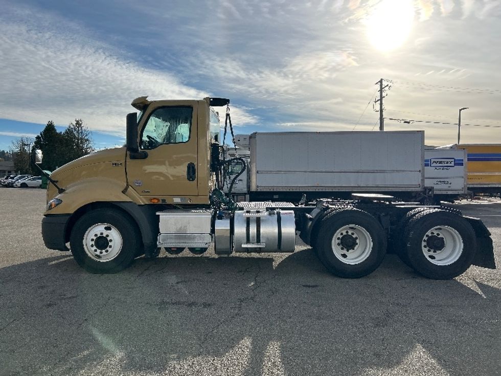 Day Cab Tractor-Heavy Duty Tractors-International-2019-RH613-Delta-BC-462,936\n\t\tkm-$ 28,500 - Image 4
